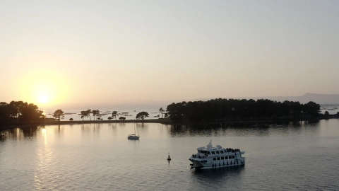 Barco de los mejillones puesta de sol en la isla de La Toja